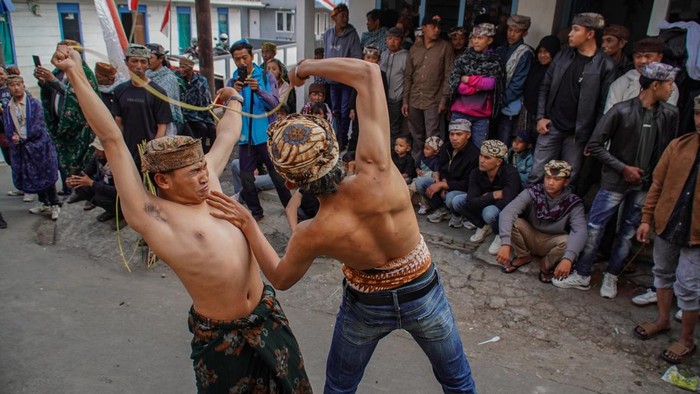 Sejumlah warga Suku Tengger saling menyabet menggunakan rotan saat tradisi Ojung di Desa Ngadas, Kecamatan Poncokusumo, Kabupaten Malang, Jawa Timur, Kamis (6/8/2026). Tradisi Ojung yang menjadi bagian dari rangkaian penutupan Hari Raya Karo tersebut digelar sebagai bentuk pelestarian warisan budaya leluhur sekaligus mempererat kebersamaan dan persaudaraan masyarakat Suku Tengger. ANTARA FOTO/Irfan Sumanjaya
