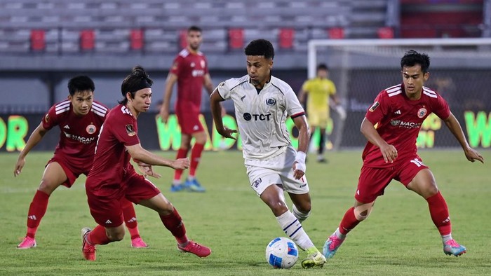 Pesepak bola Persija Jakarta Victor Dethan (kiri) berusaha melewati adangan pesepak bola Arema FC Hansamu Yama Pranata (kanan) dan Julian Guevara (tengah) pada pertandingan perebutan peringkat ketiga Piala Presiden 2026 di Stadion Kapten I Wayan Dipta, Gianyar, Bali, Kamis (6/8/2026). Persija Jakarta meraih peringkat ketiga Piala Presiden 2026 setelah mengalahkan Arema FC dengan skor 3-1. ANTARA FOTO/Nyoman Hendra Wibowo