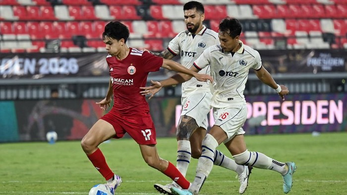 Pesepak bola Persija Jakarta Victor Dethan (kiri) berusaha melewati adangan pesepak bola Arema FC Hansamu Yama Pranata (kanan) dan Julian Guevara (tengah) pada pertandingan perebutan peringkat ketiga Piala Presiden 2026 di Stadion Kapten I Wayan Dipta, Gianyar, Bali, Kamis (6/8/2026). Persija Jakarta meraih peringkat ketiga Piala Presiden 2026 setelah mengalahkan Arema FC dengan skor 3-1. ANTARA FOTO/Nyoman Hendra Wibowo