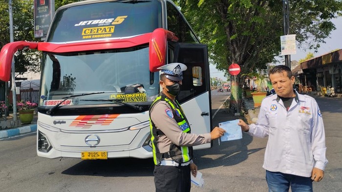 Bus yang melanggar aturan jam di Kota Nganjuk ditilang polisi.