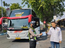 Bus Nekat Terabas Jam Larangan Melintas di Nganjuk Ditilang Polisi