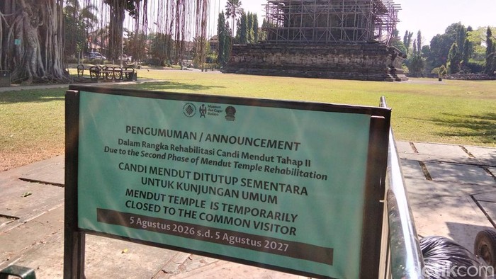Candi Mendut Magelang ditutup setahun untuk pemugaran, Kamis (6/8/2026).
