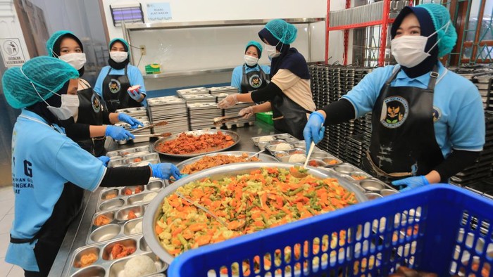 Sejumlah petugas mengemas makanan Program Makan Bergizi Gratis (MBG) di salah satu dapur Satuan Pelayanan Pemenuhan Gizi (SPPG) milik Polres Aceh Barat, Aceh, Kamis (6/8/2026). Badan Gizi Nasional (BGN) mewajibkan seluruh SPPG atau dapur Program MBG memiliki Sertifikat Laik Higiene Sanitasi (SLHS) paling lambat 10 Agustus 2026 dan jika tidak memenuhi ketentuan tersebut akan ditutup secara permanen. ANTARA FOTO/Syifa Yulinnas/tom.
