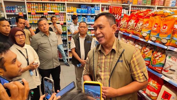 Direktur Utama Perum Bulog Ahmad Rizal Ramdhani saat melakukan inspeksi mendadak di salah satu ritel modern di kawasan Radio Dalam, Jakarta, Rabu (5/8/2026) malam. Direktur Utama Perum Bulog Ahmad Rizal Ramdhani saat melakukan inspeksi mendadak di salah satu ritel modern di kawasan Radio Dalam, Jakarta, Rabu (5/8/2026) malam. (Dok. Humas Bulog)