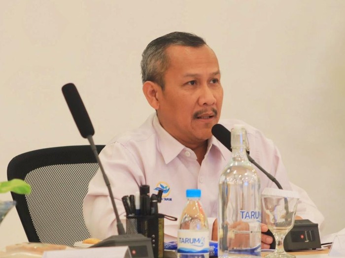 Dirut Perumdam Tirta Tarum Dikdik Solihin saat diwawancara