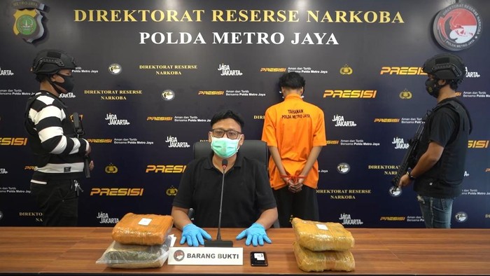 Ditresnarkoba Polda Metro Jaya mengungkap peredaran ganja 4 kilogram di Jakbar.