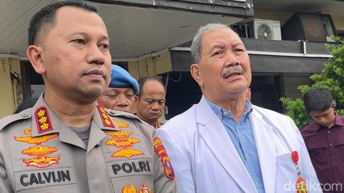 Dokter Forensik RS Bhayangkara TK II Medan dr Mistar Ritonga (kanan). (Foto: Finta Rahyuni/detikSumut)