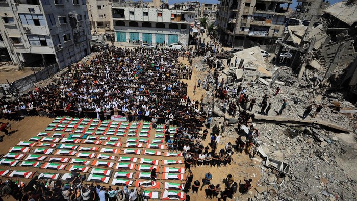 Palestinians attend the funeral of 112 members of the Hassayna and Abu Sharia clan, who were killed in an Israeli strike in 2023 and whose remains were recovered from beneath the rubble, according to Gaza's Civil Defense, in Gaza City, August 4, 2026. REUTERS/Dawoud Abu Alkas