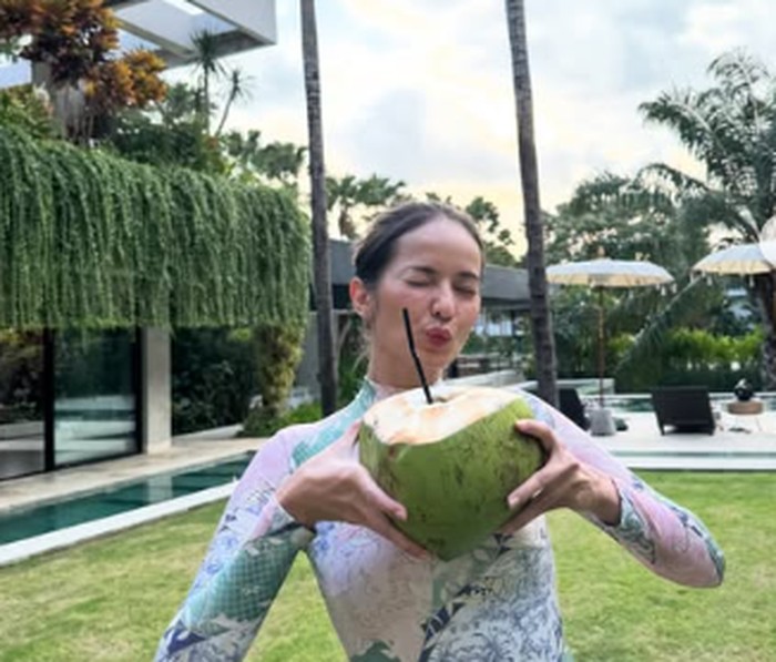 Gaya Kece Enzy Storia saat Kulineran Bareng Suami di Luar Negeri