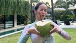 Gaya Kece Enzy Storia saat Kulineran Bareng Suami di Luar Negeri