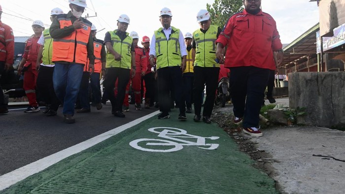 Gubernur Sulsel Andi Sudirman Sulaiman mendorong percepatan pembangunan jalan lewat program MYP.