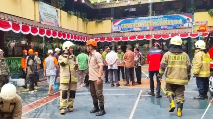 Gudang penyimpanan buku di SDN 04 Srengseng Sawah kebakaran akibat masalah kelistrikan. Para pelajar dipulangkan lebih cepat akibat kebakaran siang tadi. (dok Damkar Jaksel)