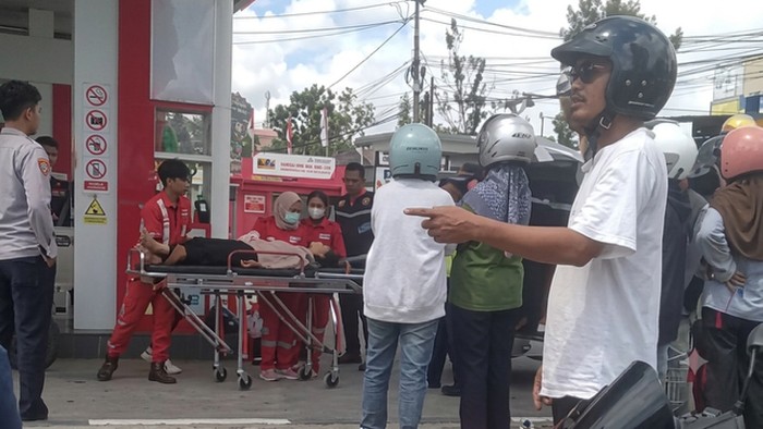 Ibu-ibu pingsan ketika mengantre BBM di Kobar