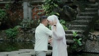 Pasangan yang menikah pada 19 Oktober 2024 itu siap menyambut adanya personel baru dalam rumah tangga mereka. Dalam video yang diunggahnya, Irish mengatakan trimester pertama kehamilan ini dirinya sangat merasa sangat mual.  Foto: Instagram @_irishbella_