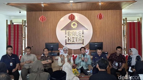 Jajaran Kepala Dinas Pemrov NTB didampingi oleh Ketua TP PKK NTB Sinta Agathia saat konferensi pers capaian investasi NTB pada Semester I 2026 di Bale Kita, Kamis (6/8/2026). (Foto: Ahmad Viqi/detikBali).