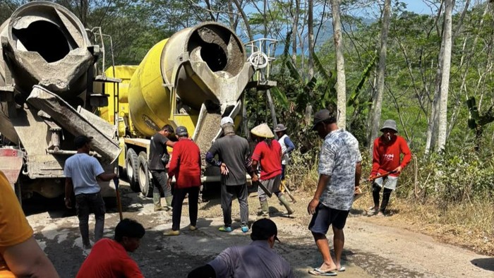 Masyarakat Desa Kalibatur, Kecamatan Kalidawir, Tulungagung patungan dan gotong royong memperbaiki ruas jalan kabupaten