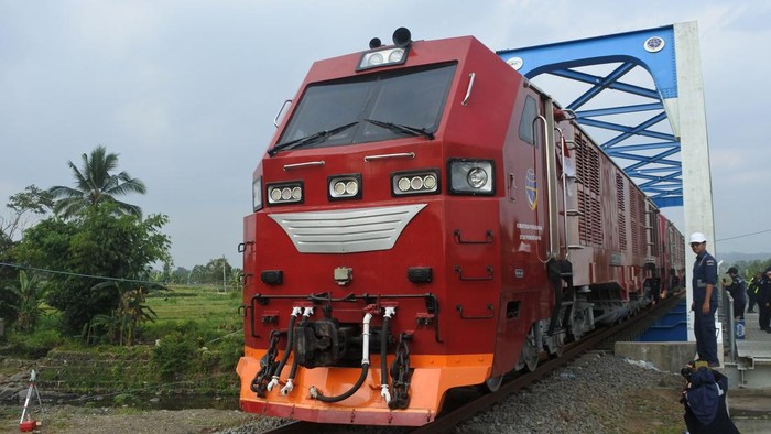 Petugas menggunakan dua lokomotif CC300 melakukan uji fungsi jembatan kereta api BH 307 di Desa Patemon, Pakusari, Jember, Jawa Timur, Rabu (5/8/2026). Balai Teknik Perkeretaapian Kelas 1 Surabaya bersama Balai Pengujian Perkeretaapian menguji fungsi kekuatan jembatan kereta api menggunakan dua lokomotif CC300 setelah perbaikan jembatan guna memastikan keamanan perjalanan kereta api. ANTARA FOTO/Seno/foc.