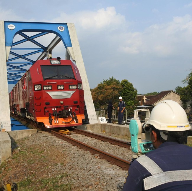 Jembatan Kereta Api Jember Jalani Uji Beban Pascaperbaikan