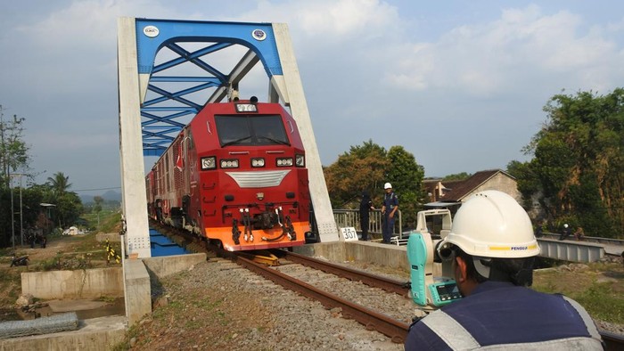 Petugas menggunakan dua lokomotif CC300 melakukan uji fungsi jembatan kereta api BH 307 di Desa Patemon, Pakusari, Jember, Jawa Timur, Rabu (5/8/2026). Balai Teknik Perkeretaapian Kelas 1 Surabaya bersama Balai Pengujian Perkeretaapian menguji fungsi kekuatan jembatan kereta api menggunakan dua lokomotif CC300 setelah perbaikan jembatan guna memastikan keamanan perjalanan kereta api. ANTARA FOTO/Seno/foc.