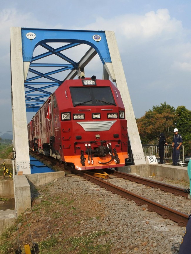 Jembatan Kereta Api Jember Jalani Uji Beban Pascaperbaikan