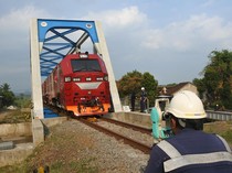 Jembatan Kereta Api Jember Jalani Uji Beban Pascaperbaikan