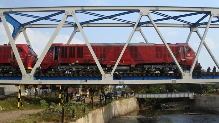 Petugas menggunakan dua lokomotif CC300 melakukan uji fungsi jembatan kereta api BH 307 di Desa Patemon, Pakusari, Jember, Jawa Timur, Rabu (5/8/2026). Balai Teknik Perkeretaapian Kelas 1 Surabaya bersama Balai Pengujian Perkeretaapian menguji fungsi kekuatan jembatan kereta api menggunakan dua lokomotif CC300 setelah perbaikan jembatan guna memastikan keamanan perjalanan kereta api. ANTARA FOTO/Seno/foc.
