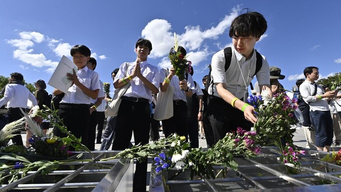 HIROSHIMA, JAPAN - AUGUST 6 : People offer flowers and pray in front of the cenotaph for atomic bomb victims at Peace Memorial Park following the Hiroshima Peace Memorial Ceremony in Hiroshima, Japan, on August 6, 2026. Japan marks the 81st anniversary of the atomic bombing of Hiroshima. (Photo by David Mareuil/Anadolu via Getty Images)