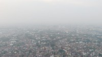 Kawasan padat penduduk di Palembang, Sumatera Selatan, yang diselimuti kabut asap Rabu (5/8/2026) sore.