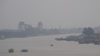 Sejumlah kapal melintasi Sungai Musi yang diselimuti kabut asap di Palembang, Sumatera Selatan, Rabu (5/8/2026). Berdasarkan pantauan satelit Himawari SM 9, Rabu pukul 16:00 WIB melalui situs milik BMKG terdeteksi sebaran asap di wilayah Sumatera Selatan, Kalimantan Barat, Kalimantan Tengah dan Kalimantan Selatan yang merupakan dampak dari kebakaran hutan dan lahan (Karhutla) yang terjadi di daerah tersebut.