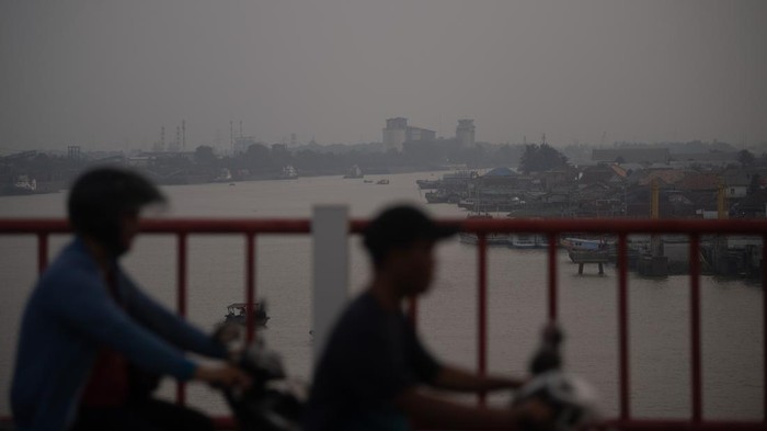 Pengendara motor melintasi Jembatan Musi VI  dengan latar Sungai Musi yang diselimuti kabut asap di Palembang, Sumatera Selatan, Rabu (5/8/2026). Berdasarkan pantauan satelit Himawari SM 9 pada Rabu (5/8) pukul 16:00 WIB melalui situs milik BMKG terdeteksi sebaran asap di wilayah Sumatera Selatan, Kalimantan Barat, Kalimantan Tengah dan Kalimantan Selatan yang merupakan dampak dari kebakaran hutan dan lahan (Karhutla) yang terjadi di daerah tersebut. ANTARA FOTO/Nova Wahyudi/foc.