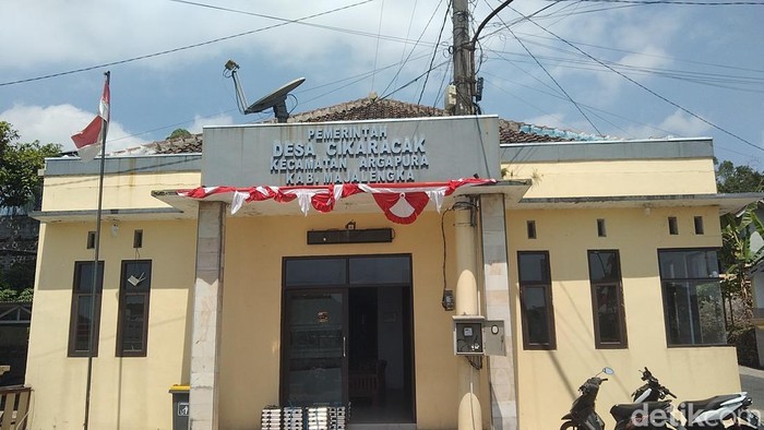 Kantor Desa Cikaracak, Kecamatan Argapura, Kabupaten Majalengka.