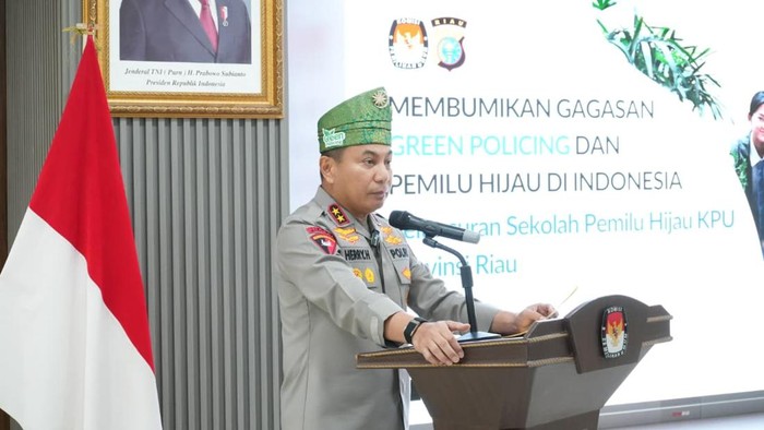 Kapolda Riau Irjen Pol Herry Heryawan menghadiri peluncuran Sekolah Pemilu Hijau di KPU RIau, Kamis (6/8/2026).