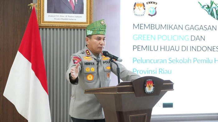 Kapolda Riau Irjen Pol Herry Heryawan menghadiri peluncuran Sekolah Pemilu Hijau di KPU RIau, Kamis (6/8/2026).