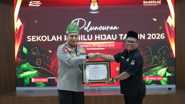 Kapolda Riau Irjen Pol Herry Heryawan menghadiri peluncuran Sekolah Pemilu Hijau di KPU RIau, Kamis (6/8/2026).