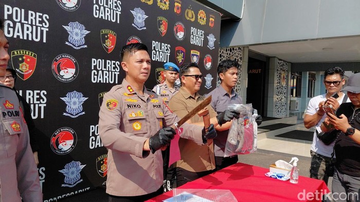 Kapolres Garut AKBP Niko N. Adi Putra saat mengungkap kasus paman bacok keponakan