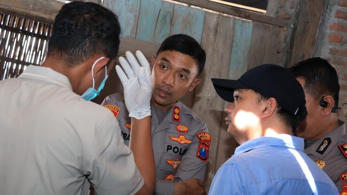 Kapolres Ngawi AKBP Prayoga Angga Widyatama saat melakukan olah TKP pembunuhan ibu oleh anak yang ODGJ.