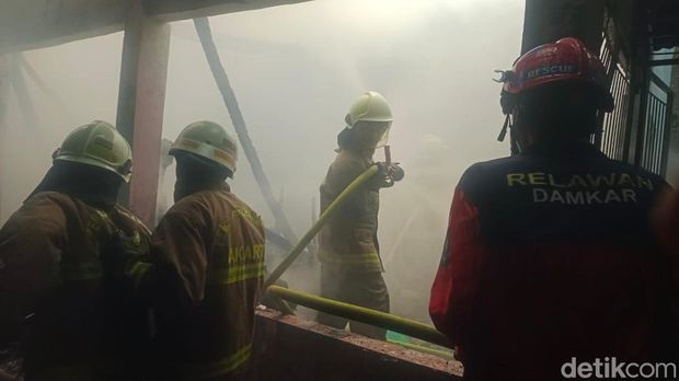 Kebakaran di SDN di Srengseng Sawah, Jagakarsa, Jakarta Selatan telah padam. Kebakaran terjadi di gudang penyimpanan buku. (dok Damkar Jaksel)