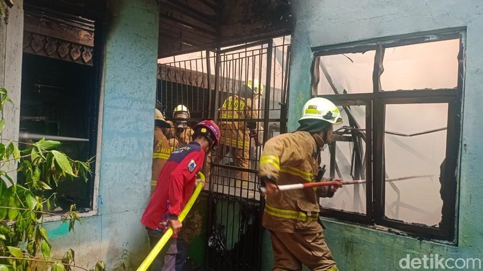 Kebakaran di SDN di Srengseng Sawah, Jagakarsa, Jakarta Selatan telah padam. Kebakaran terjadi di gudang penyimpanan buku. (dok Damkar Jaksel)