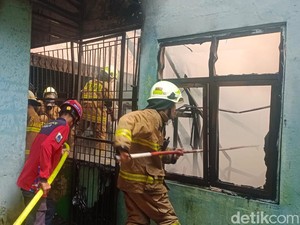 Kebakaran di SDN Srengseng Jaksel Bersumber dari Gudang Buku