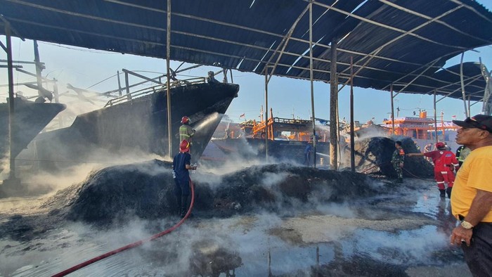 Kebakaran melanda tiga kapal yang tengah bersandar di Pelabuhan Karangsong, Kecamatan Indramayu, Kabupaten Indramayu, Kamis (6/8/2026) sekitar pukul 13.20 WIB