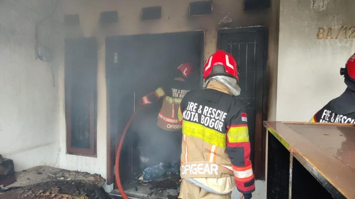 Kebakaran rumah di Bogor dipicu istri bakar baju suami.