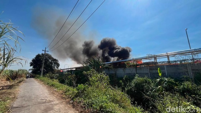 Kebakaran pabrik tisu PT Sun Paper Source di Desa Sukoanyar, Ngoro, Mojokerto