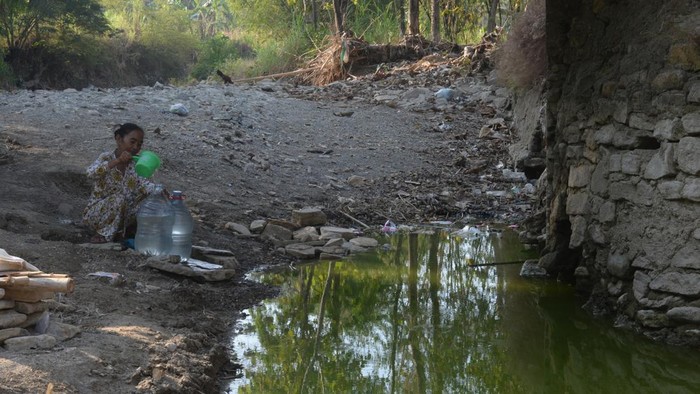 Warga menciduk air pada galian belik saat mencari air di Bogor Kopen, Desa Bojong, Wonosegoro, Boyolali, Jawa Tengah, Rabu (5/8/2026). Selain mengandalkan bantuan distribusi air bersih, warga setempat juga masih mencari air dari belik hasil galian di dasar sungai yang mulai mengering untuk kebutuhan hidup saat musim kemarau. ANTARA FOTO/Aloysius Jarot Nugroho/foc.