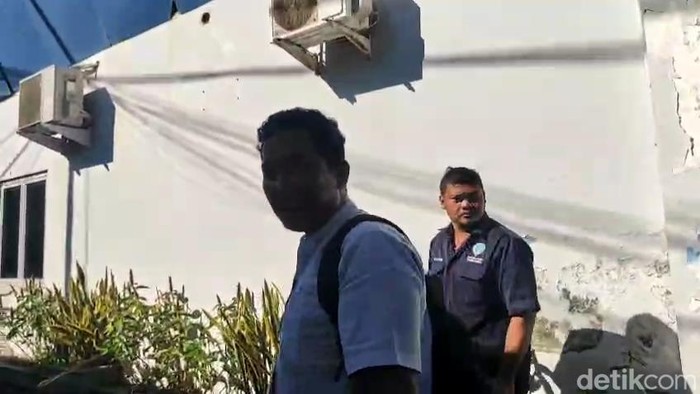 Kepala Cabang PT ALP pemilik Kapal Mutiara Sentosa 2, Ferdinand Fondang saat ditemui awak media di KSOP Tanjung Perak Surabaya..
