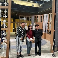 Wilsen Willim x Dian Sastrowardoyo Rilis Kebaya Modern, Terinspirasi Dasiyah