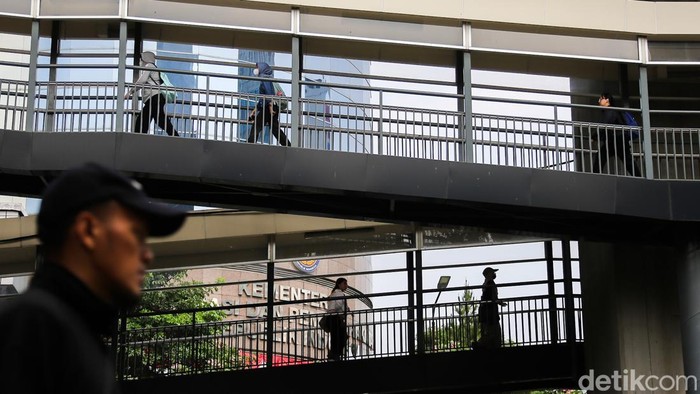 Belum terhubungnya dua JPO di Rasuna Said membuat pengguna transportasi umum kehilangan waktu tempuh, yang berpotensi menambah biaya mobilitas harian.