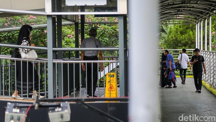 Belum terhubungnya dua JPO di Rasuna Said membuat pengguna transportasi umum kehilangan waktu tempuh, yang berpotensi menambah biaya mobilitas harian.