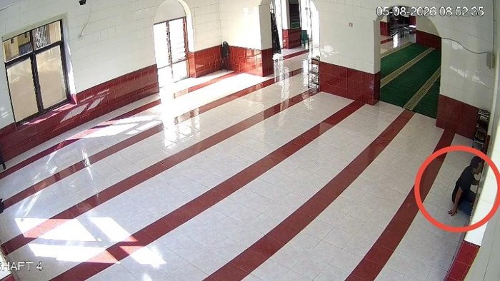 Maling terekam CCTV curi kotak amal Masjid Raya Parepare.
