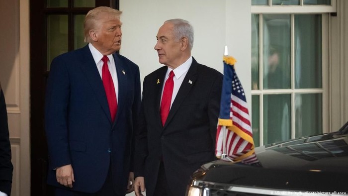 Presiden AS Donald Trump saat menerima kunjungan Perdana Menteri Israel Benjamin Netanyahu, 2025 (Allison Bailey/NurPhoto/picture alliance)