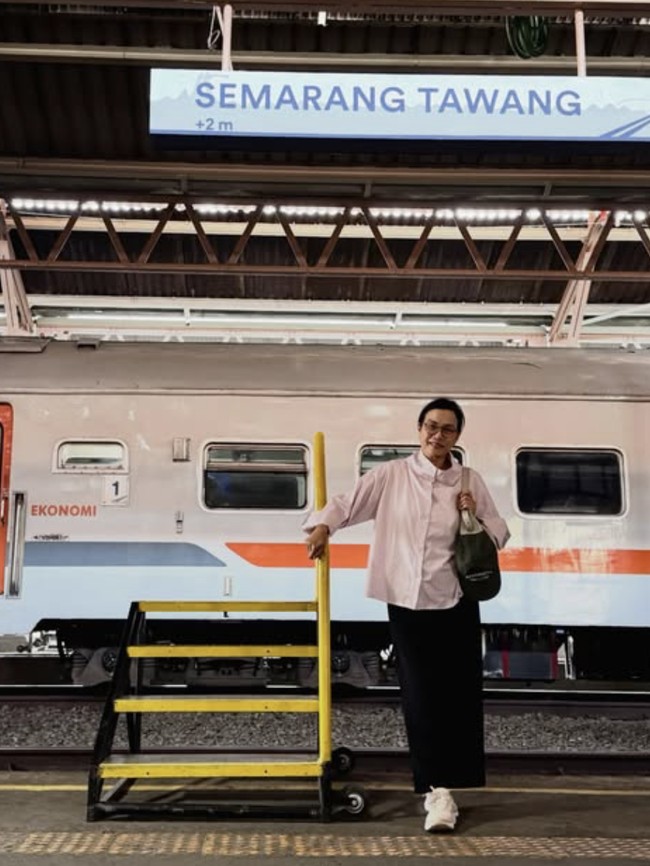 Potret Sri Mulyani Liburan di Semarang, Naik Kereta Sampai Stasiun Tawang